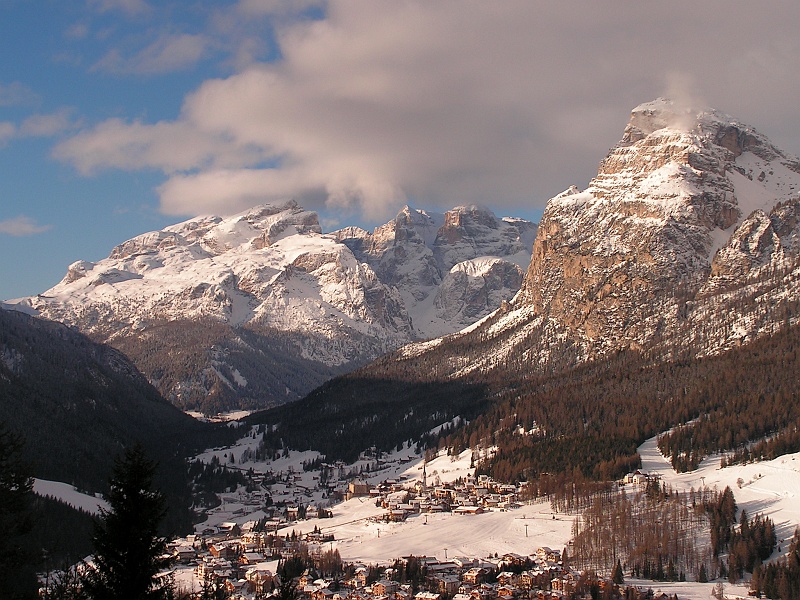 Włochy, 2006.02.19-25 066.jpg - Dolomitowy widoczek. Marek na pewno będzie pamiętał, w którym rejonie Selli to było...